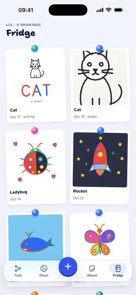 El refrigerador de la app con dibujos pintados y fotos de dibujos en papel
