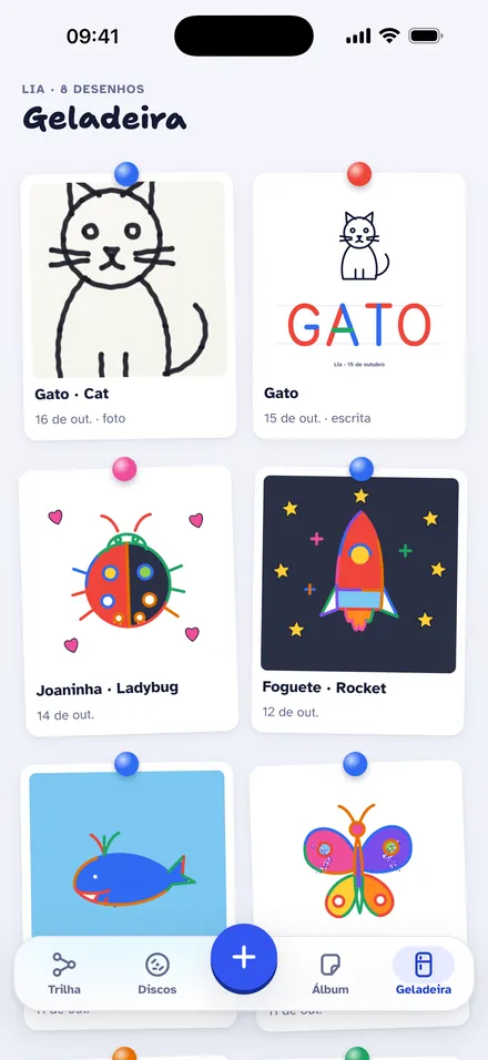 A geladeira do app com desenhos pintados e fotos de desenhos no papel